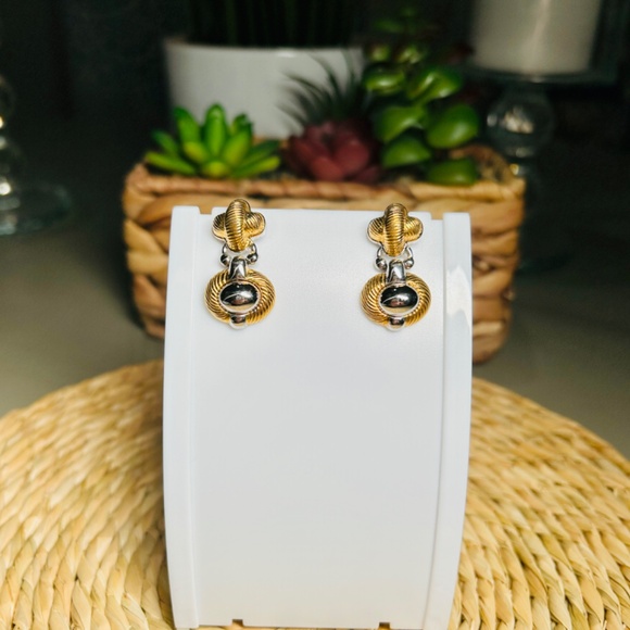 Vintage MONET designer dangle pierced earrings, with a gold silver tone finish - Picture 4 of 9